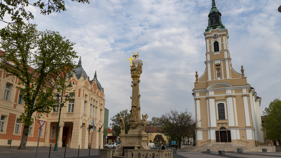 Ez az a megye, ahol tavaly 104%-kal nőtt a munkanélküliség az előző év azonos időszakához képest. Az ipar termelése viszont 9,8%-kal csökkent. Mégis mi történik a Dunántúl legkisebb megyéjében, Tolnában? A HelloVidék ennek nézett utána.