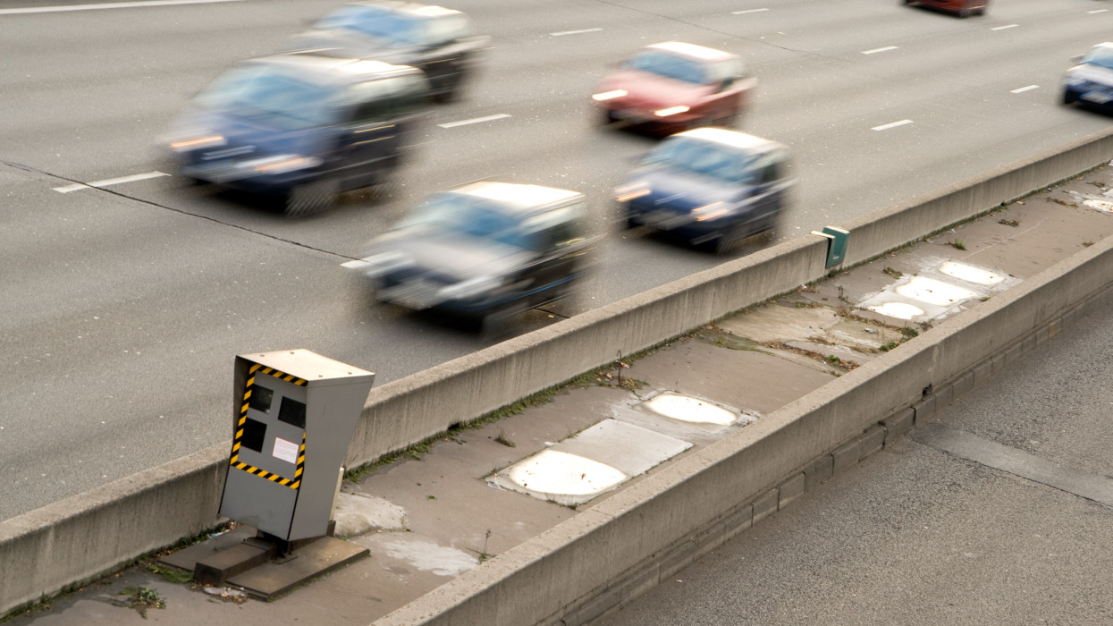 Sebességellenőrző radar előtt elhaladó autók az autópályán