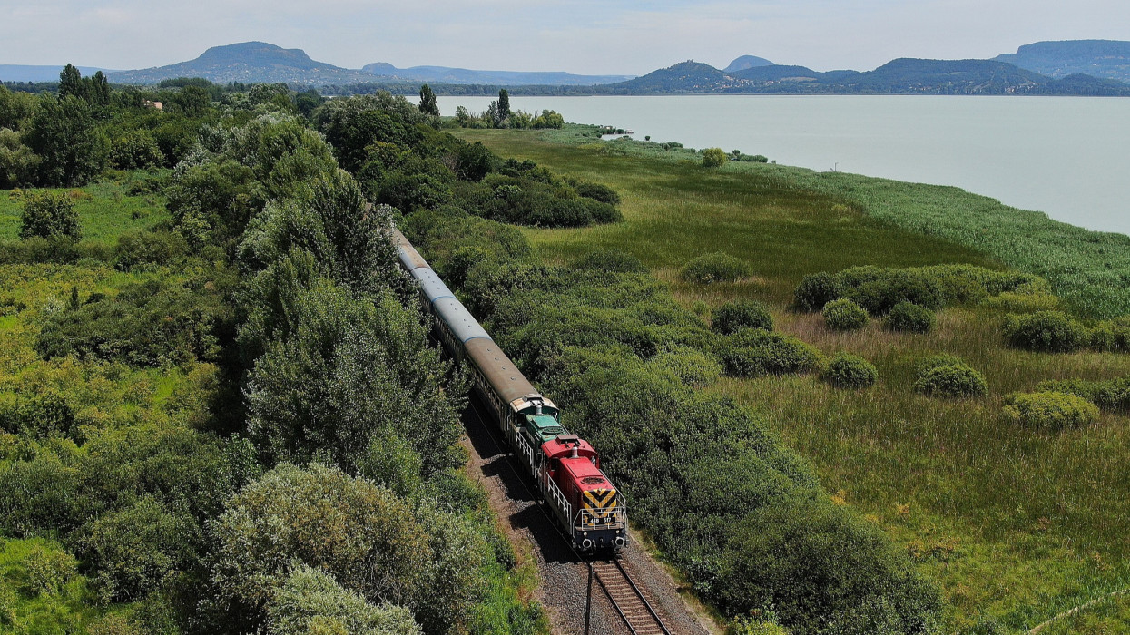 Itt a MÁV étkezőkocsik 2025-ös árlapja: ennyibe kerül a sör, a kávé, a hamburger a Balaton felé