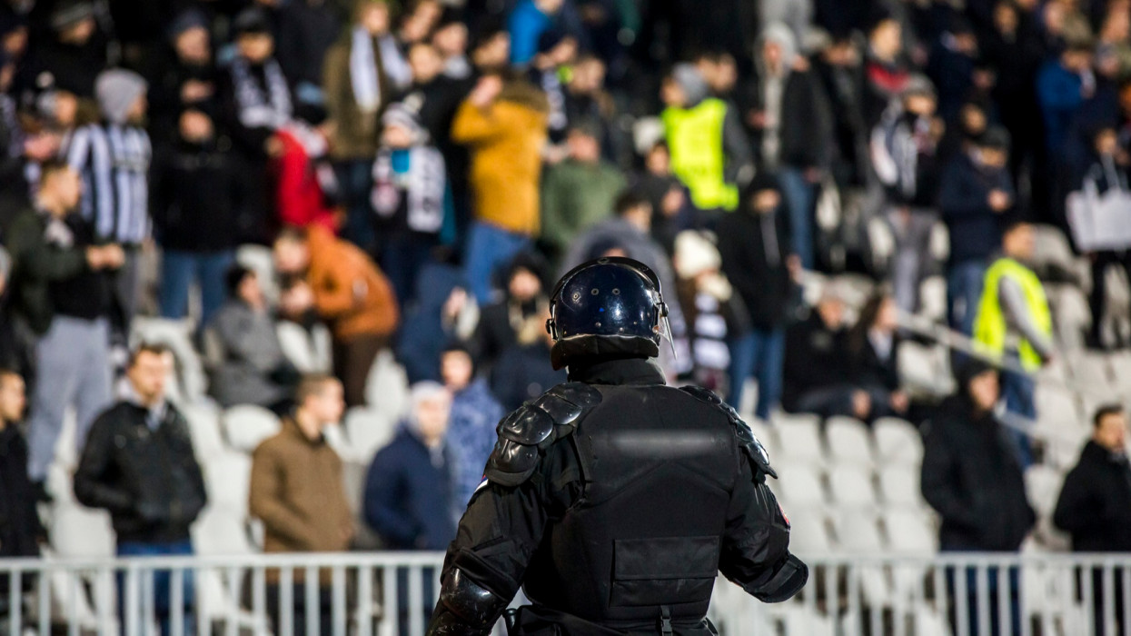 Hatalmas botrány Olaszországban: székeket, petárdákat dobáltak be a szurkolók, félbe is szakadt a meccs